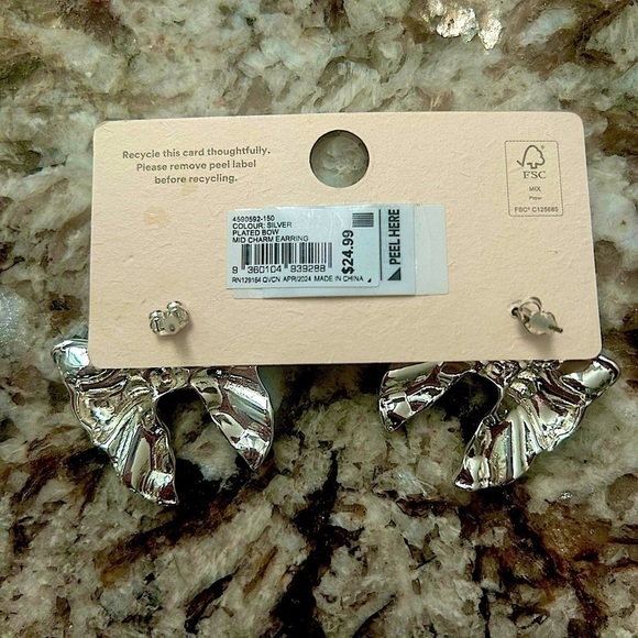 Silver plated romantic coquette sweetheart bow earrings. NWT new in packaging - Picture 3 of 3